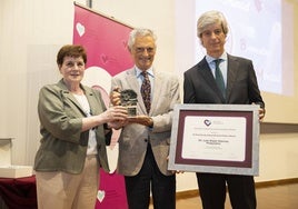 El psiquiatra Luis Rojas, recoge el premio de manos de Sor Natividad, del centro hospitalario Padre Menni, junto al director gerente del centro, Carlos Pajares.