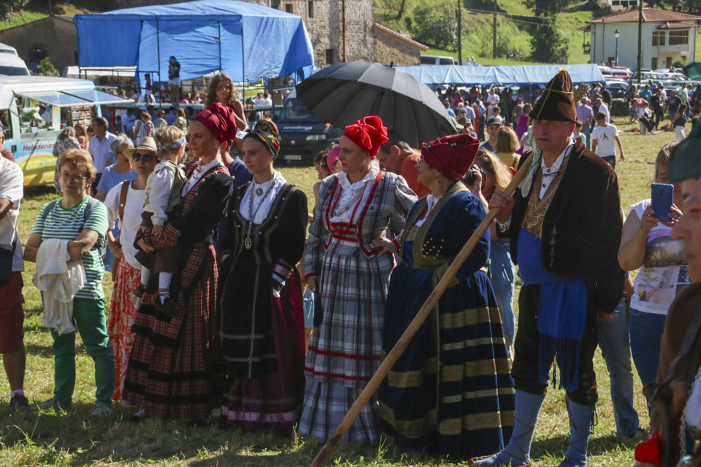 Grupo de asistentes vestidos del modo tradicional durante la romería.