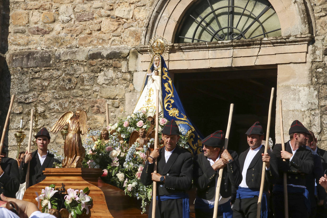 La patrona al finalizar la romería, justo antes de volver a introducir la imagen en el templo.