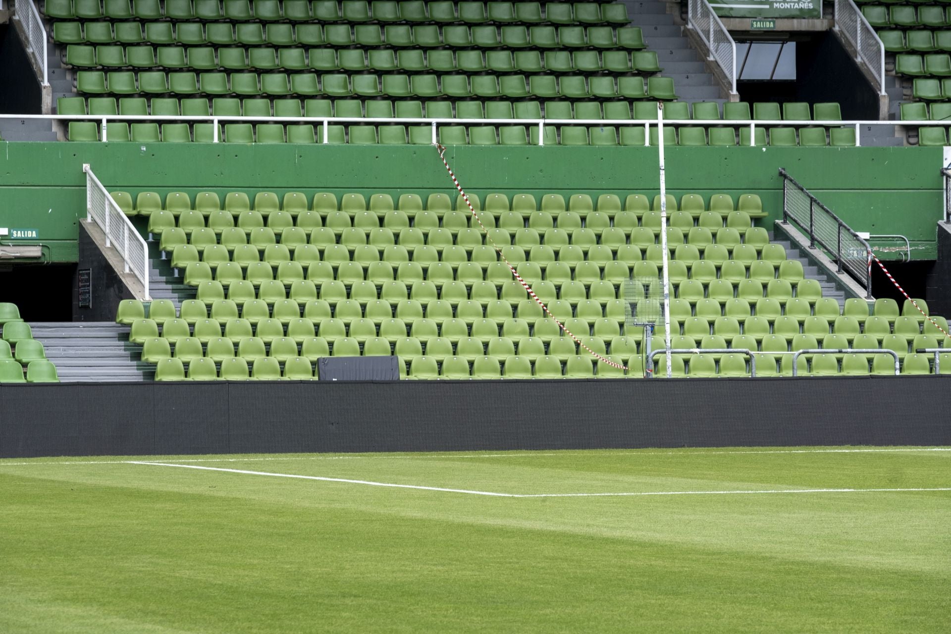 El cambio de asientos del estadio está completado.