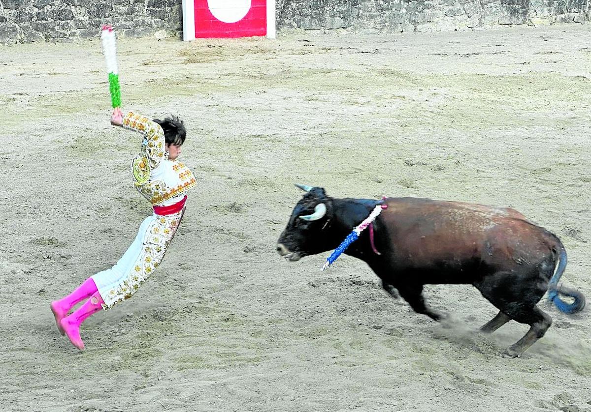 Eduardo Rodríguez en el tercio de banderillas del quinto de la tarde.