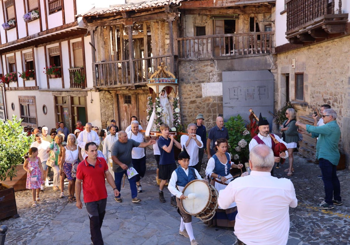 Imagen principal - La imagen es llevada en andas por las calles de Potes; misa en el exterior de la ermita, y procesión alrededor de su santuario en Valmayor