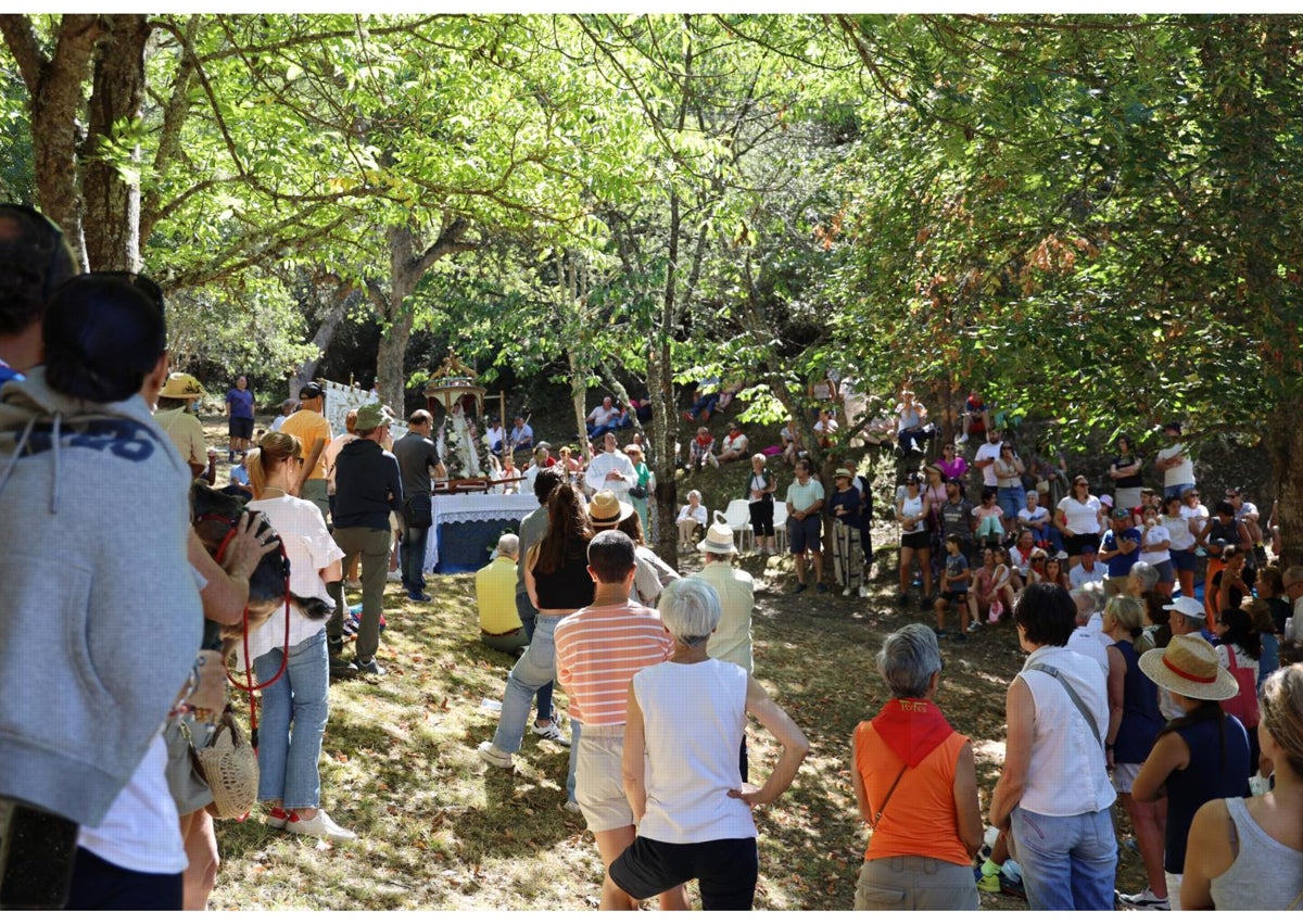 Imagen secundaria 1 - La imagen es llevada en andas por las calles de Potes; misa en el exterior de la ermita, y procesión alrededor de su santuario en Valmayor