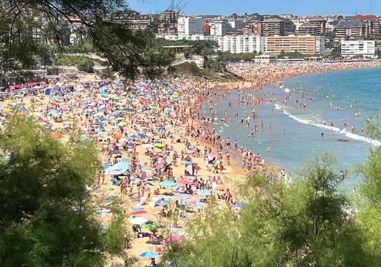 Vistas de la Primera y la Segunda playa de El Sardinero, este viernes al mediodía.