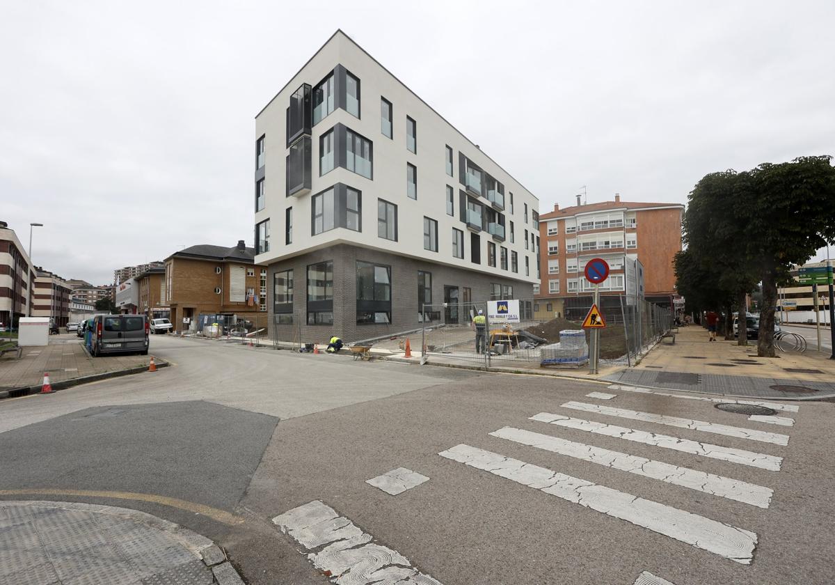 Obras de construcción del futuro Hogar del Transeúnte, en la calle Pablo Garnica de Torrelavega.