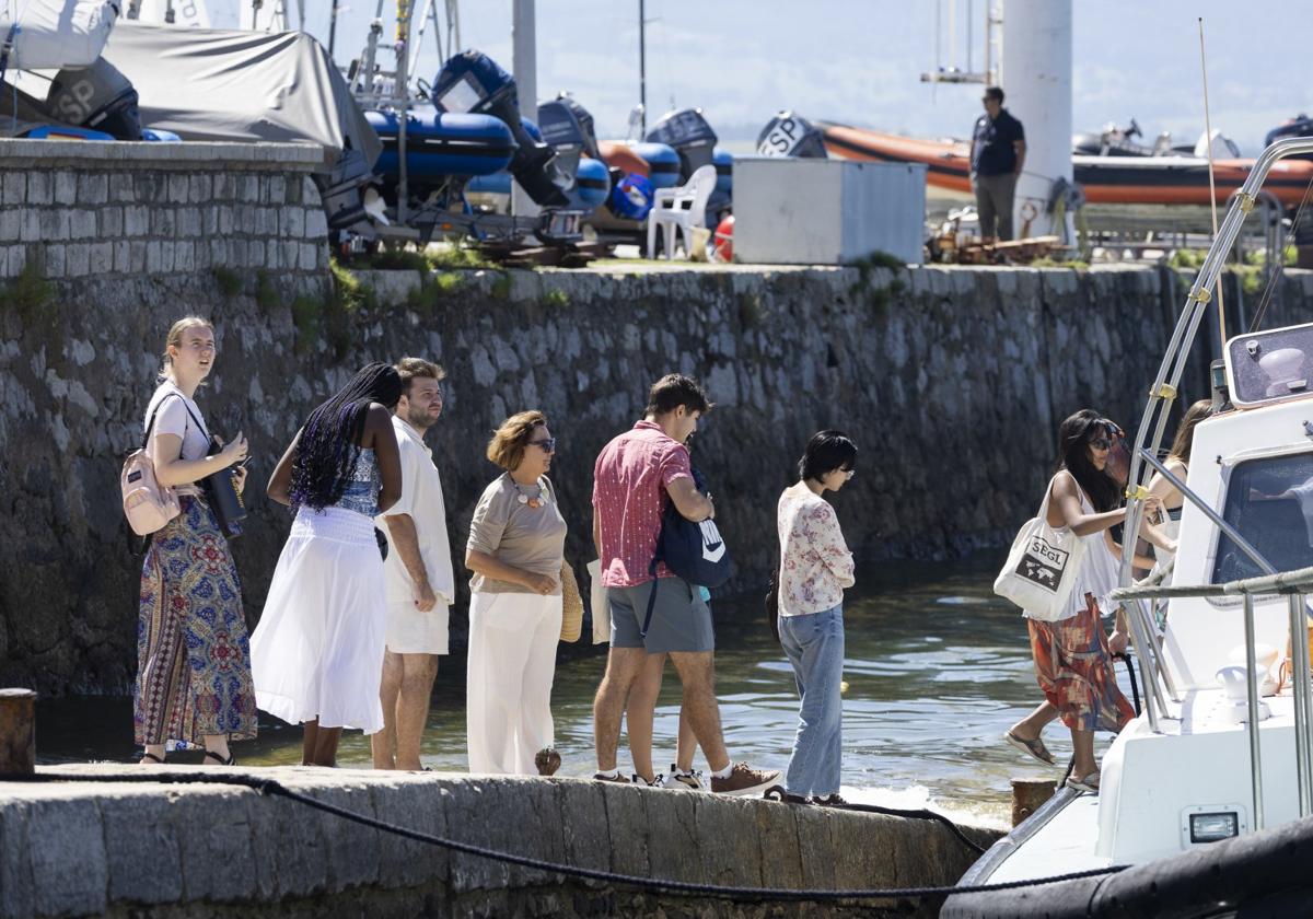 Gabriela Costa sube a un barco con alumnos de la Universidad Internacional Menéndez Pelayo (UIMP) para mostrarles la bahía.