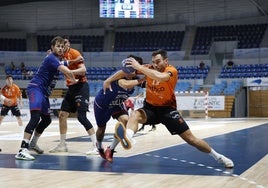 Jacob Prokob, una de las novedades del Bathco Torrelavega, intenta zafarse de un rival para avanzar hacia el área.