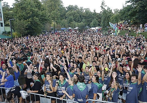 Jóvenes peñistas esperan una nueva actuación cerca del escenario, en el parque de Miravalles.