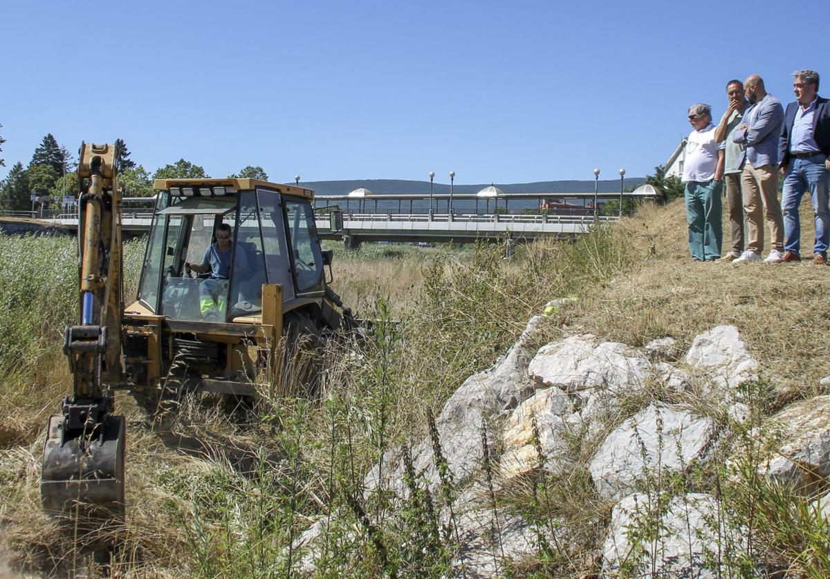 Las autoridades en el punto donde comenzarán los trabajos para prevenir inundaciones en Reinosa.