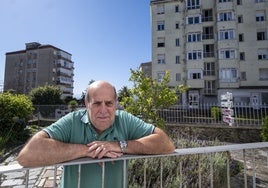 El presidente de la Fecav, Ricardo Sáinz, en el jardín del centro cívico Meteorológico, donde está la sede de Fecav.