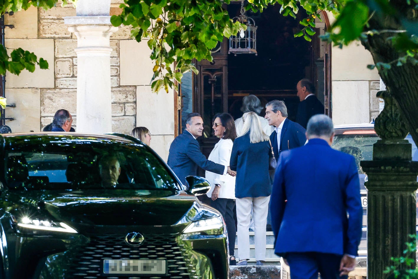 Ana Botín a su llegada al velatorio mientras Manuel Iturbe, director territorial en Cantabria y Asturias del Banco Santander, le da sus condolencias, en presencia de la delegada del Gobierno en Cantabria, Eugenia Gómez de Dieg, y otros familiares.