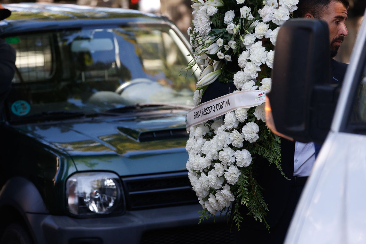 Durante la mañana fueron llegado a la casa varias coronas de flores como señal de condolencia.