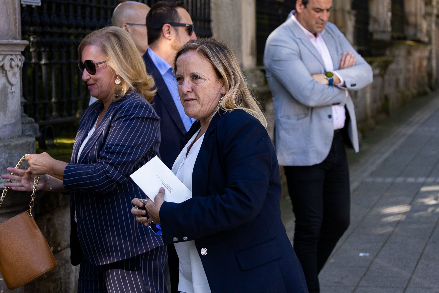 A la izquierda la presidenta del parlamento de Cantabria, María José González Revuelta, y a la derecha la consejera de Presidencia, Isabel Urrutia.