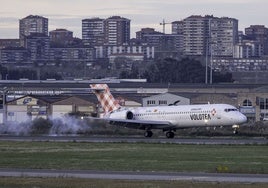 Un avión de la compañía Volotea aterrizando en el aeropuerto Seve Ballesteros.