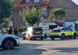 La Guardia Civil y los sanitarios, en la entrada de la playa de Somo.