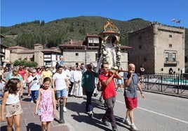 La procesión a su paso por las calles de Potes