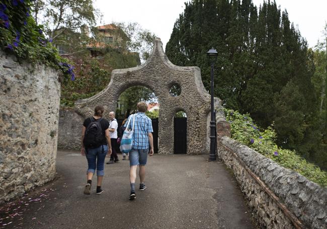 La puerta diseñada por Gaudí: hay que buscarla, no está en las rutas habituales de Comillas.