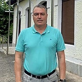 El alcalde de Ruesga ,Jesús Ramón Ochoa, posa frente a la Casa Consistorial.