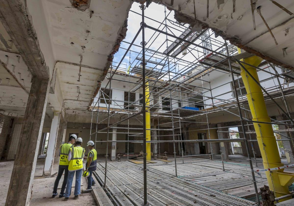 Imagen inédita del interior del inmueble, con su cubierta a la intemperie, tras los trabajos de vaciado abordados en los útimos meses.