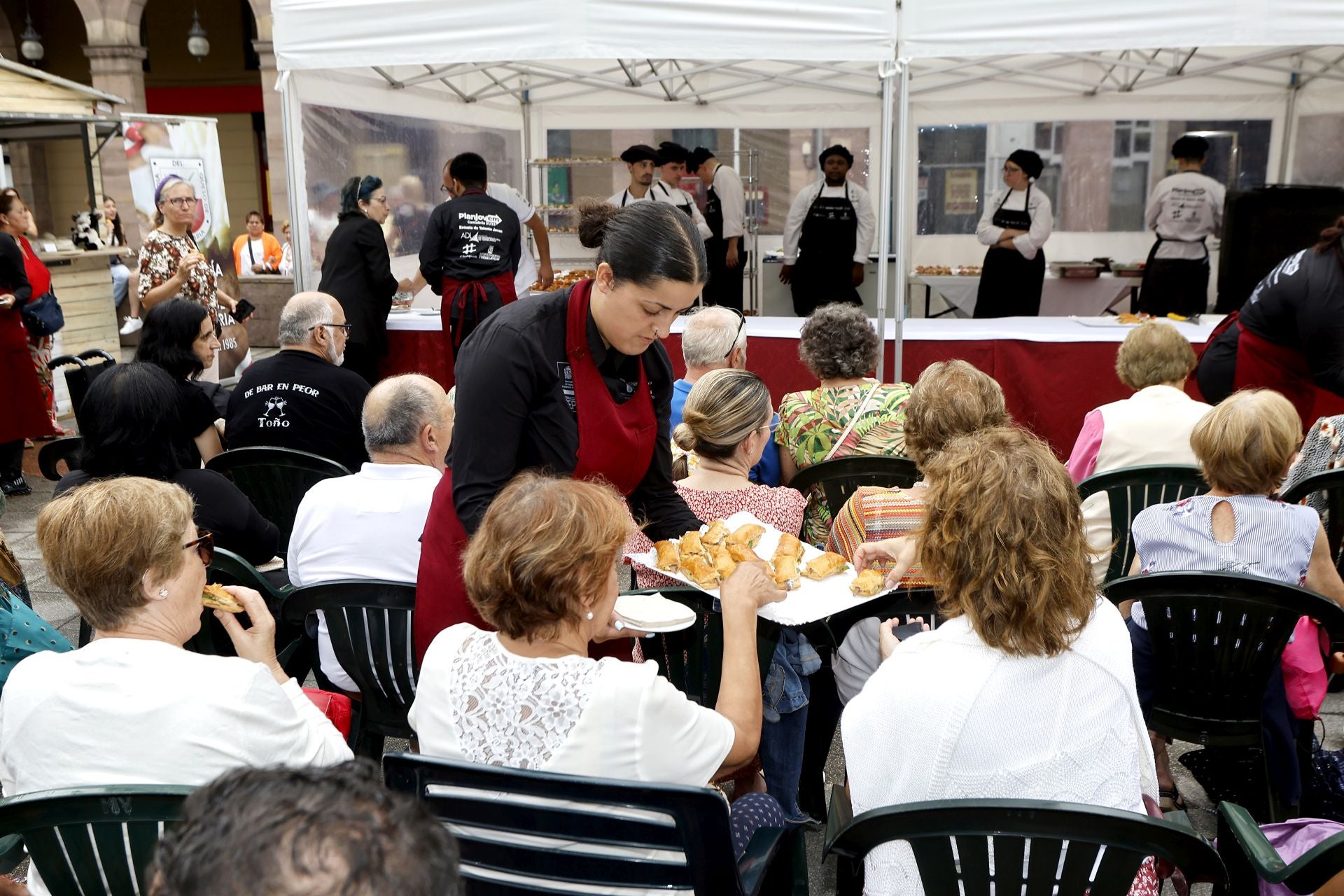 Al igual que este viernes, el hojaldre seguirá protagonizando la jornada del domingo con reparto de polkas y el desfile de la Cofradía por el centro de la ciudad. 