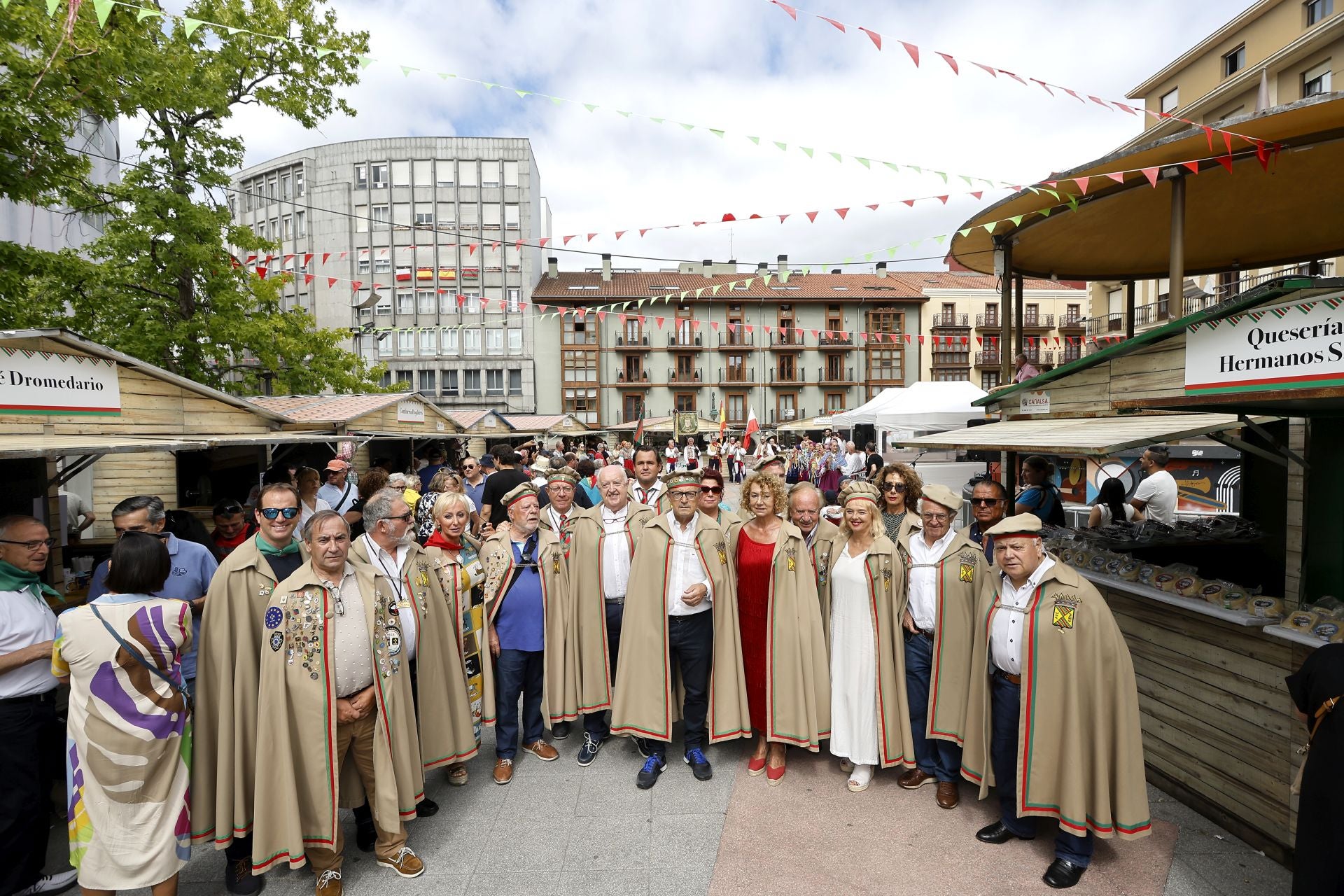 Miembros de la Cofradía del Hojaldre, con el el gran maestre Javier López Marcano en el centro, posan ante la cámara, en una foto de familia en la Plaza Mayor.