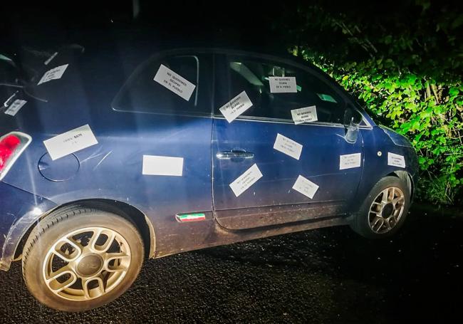 Imagen del coche de los 'okupas' lleno de pegatinas de protesta.