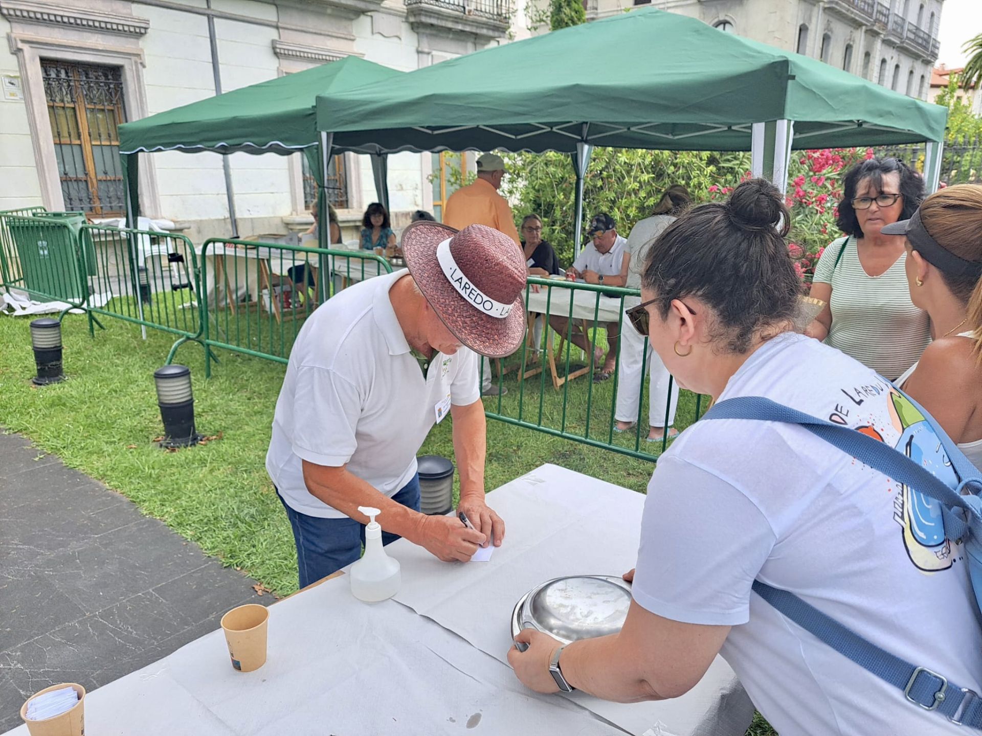 Momento de la entrega del plato para su cata.