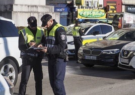 Agentes de la Policía Local de Santander, durante la realización de un control frente al Hotel Bahía