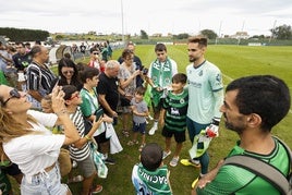 Ezkieta posa para una foto con un joven aficionado racinguista.