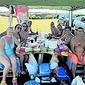 A la mesa, Bego, Noe, Lucía, Ángel, Carol, Javi, Marisol y Álex se preparan para la comida en familia.
