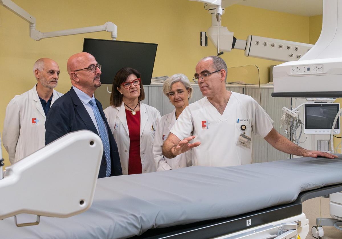 Rosana García, entre Pascual y Acón, en la presentación de los angiógrafos de Radiodiagnóstico.