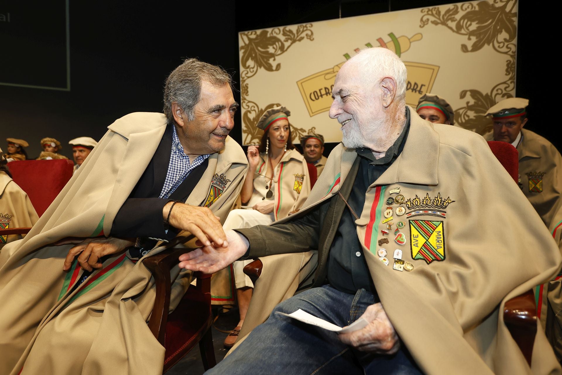 Oneto y Sobrado, ataviados con la tradicional capa de la Cofradía del Hojaldre, charlan durante el acto, este domingo, en el Concha Espina.