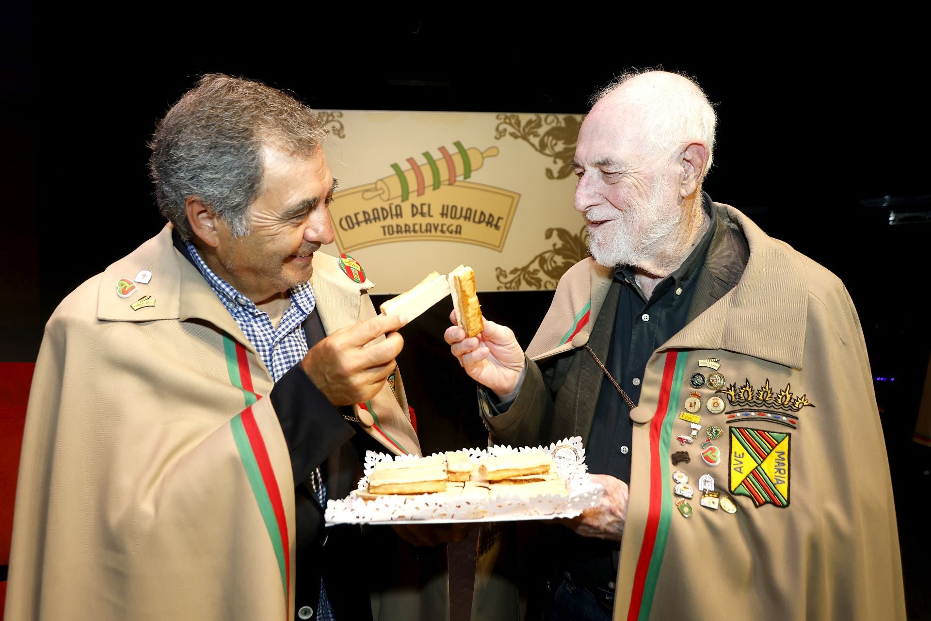 El nuevo Embajador del Hojaldre, el cocinero y periodista Pepe Oneto, y el Cofrade de Honor, el artista Pedro Sobrado, este domingo, en Torrelavega.