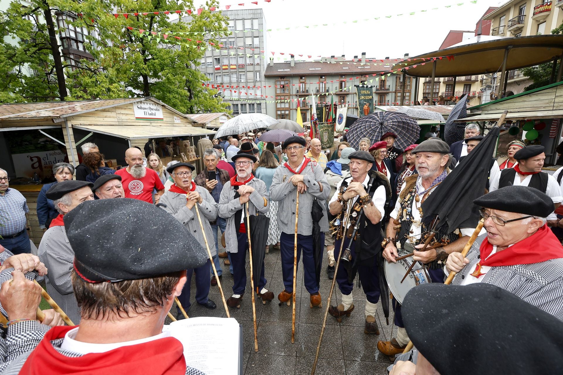 Actuación durante el desfile de la Cofradía, este domingo, en la Plaza Mayor de Torrelavega.