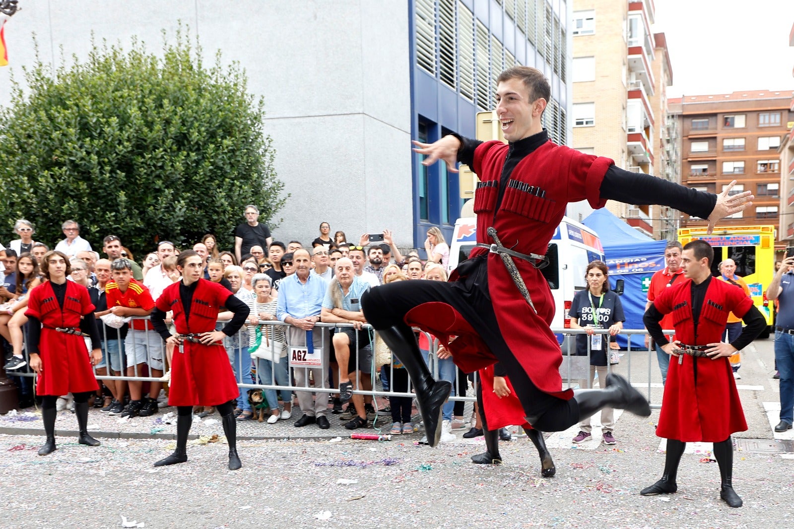 Además de carrozas y gigantes, la Gala Floral convierte la Avenida de España en un espectáculo folclórico lleno de música y bailes internacionales. 