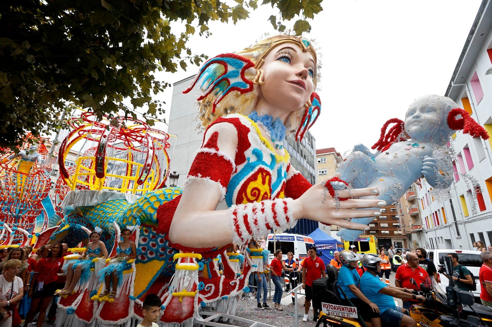 Emerge, de Francis 2, llegó con una espectacular carroza a las calles de Torrelavega. 