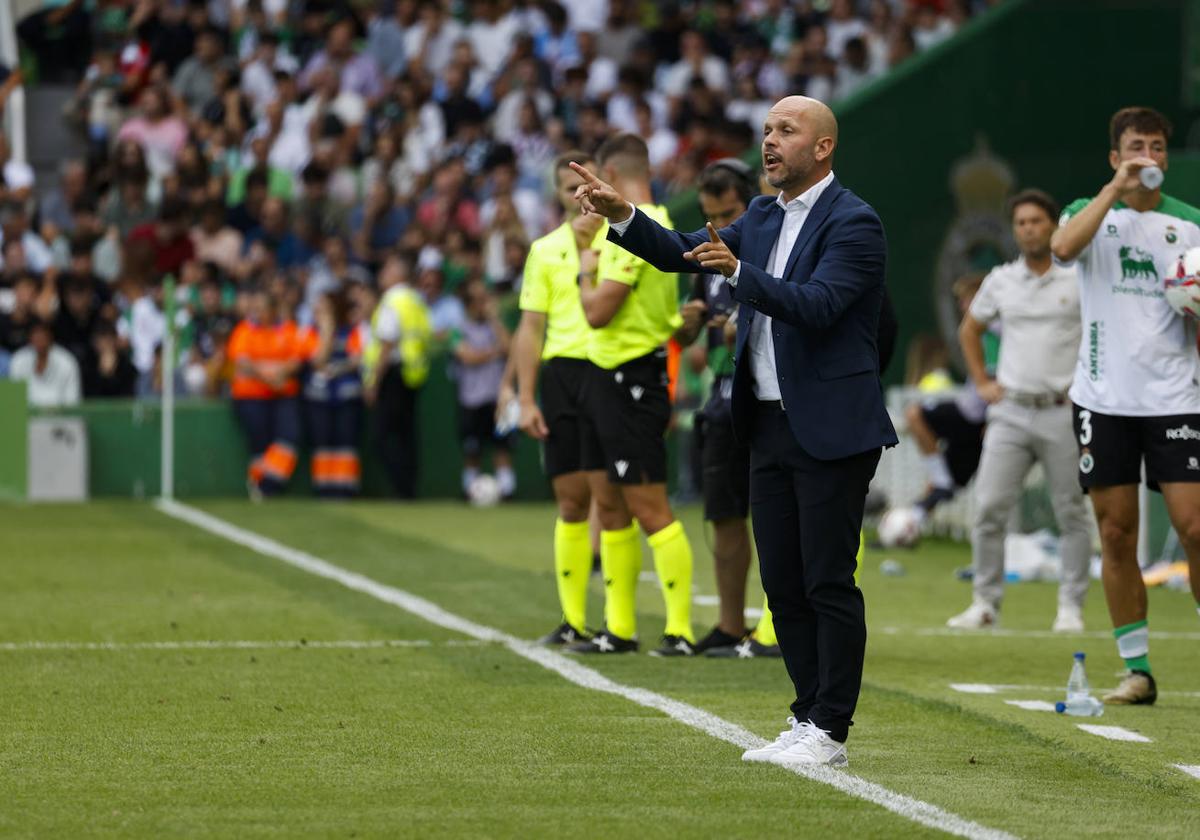 José Alberto López imparte instrucciones desde la banda.