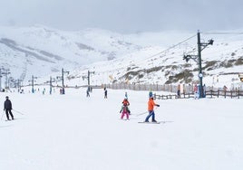 Esquiadores en la estación de Alto Campoo durante uno de los últimos días de la pasada temporada.