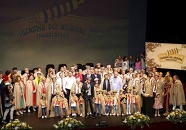 Autoridades, cofrades, artistas y otros representantes posan en una foto de familia al final del Gran Capítulo de la Cofradía del Hojaldre, este domingo, en el Teatro Concha Espina.