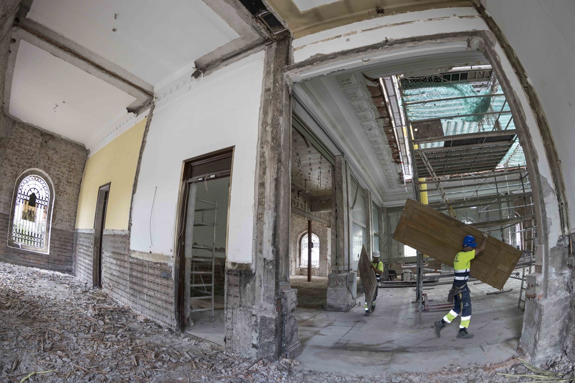 Los trabajos en el interior del inmueble de la Plaza Alfonso XIII, que albergó el antiguo Banco de España, desde mañana lunes entrarán una nueva fase de estabilización de las fachadas.