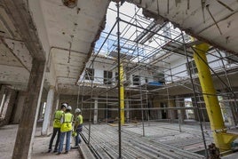 Imagen inédita del interior del inmueble, con su cubierta a la intemperie, tras los trabajos de vaciado abordados en los útimos meses.