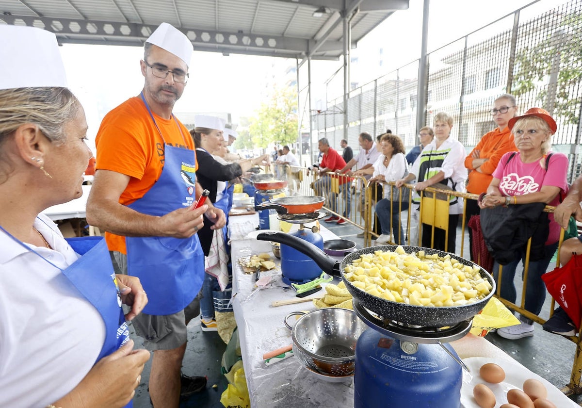 Imagen principal - El buen ambiente reinó entre los cocineros, que no dudaron en ayudarse.