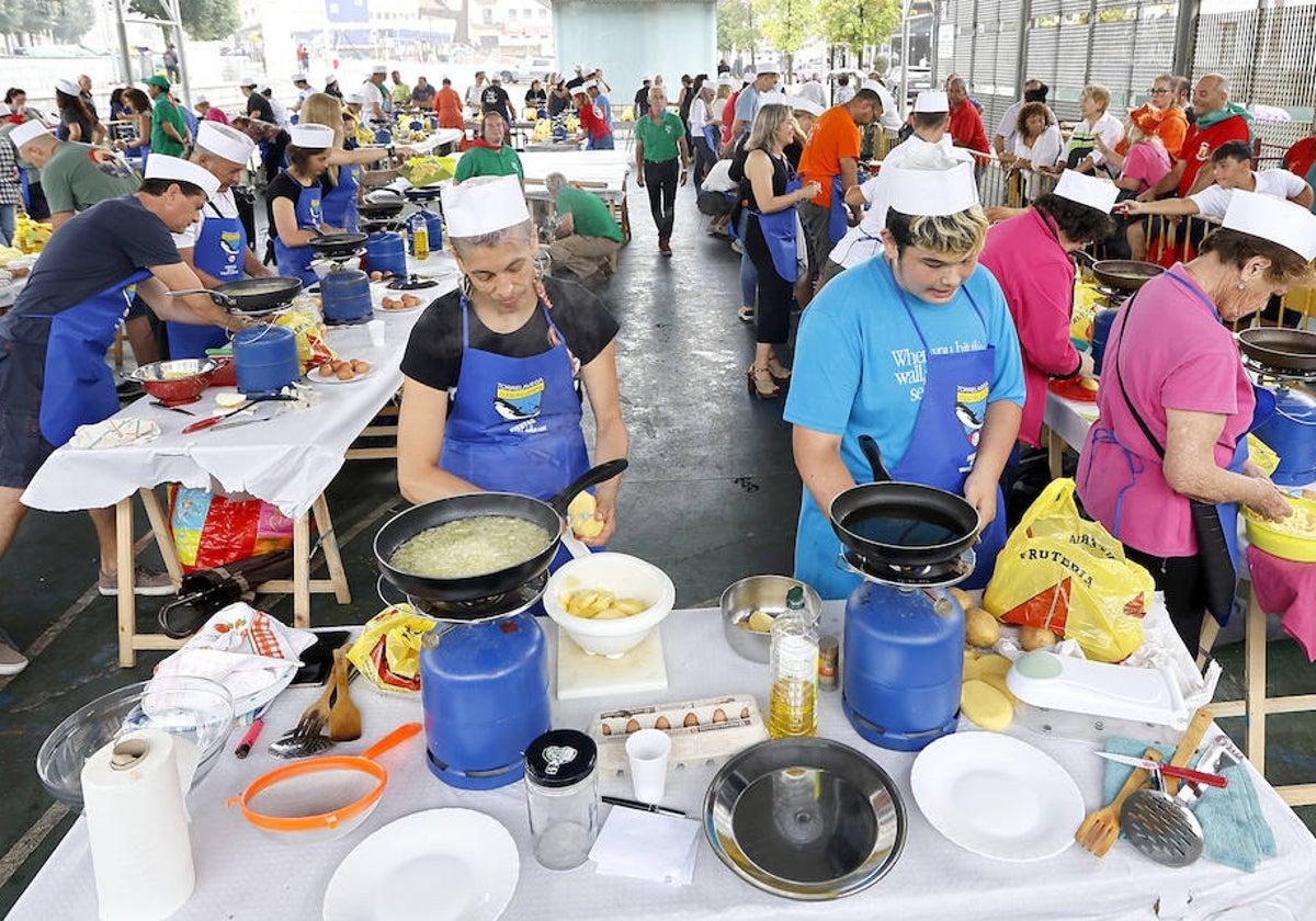 Los concursantes contaron con el apoyo de familiares y amigos durante la elaboración de las tortillas en la pista cubierta de La Llama.