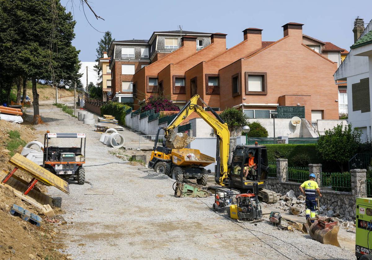 Aspecto de las obras de las escaleras mecánicas entre Valdecilla y Cardenal Herrera Oria, este lunes, ya avanzan.