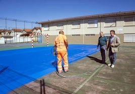 El alcalde, Diego Movellán, visita las labores de pintado del CEIP Pedro Velarde junto al concejal de Obras Menores, Joaquín Arroyo.