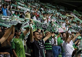 La grada de los Campos de Sport, al inicio del partido.