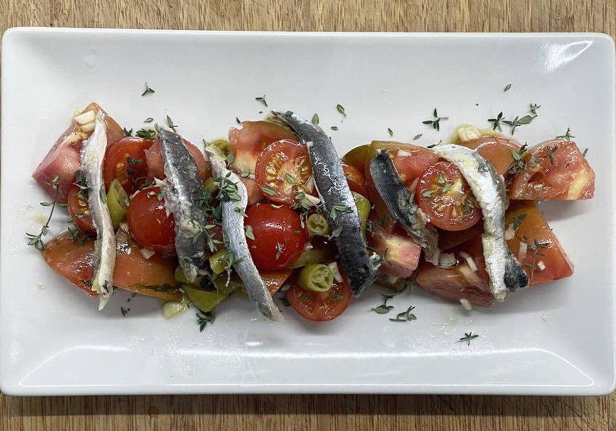 Ensalada de tomates y anchoas marinadas.