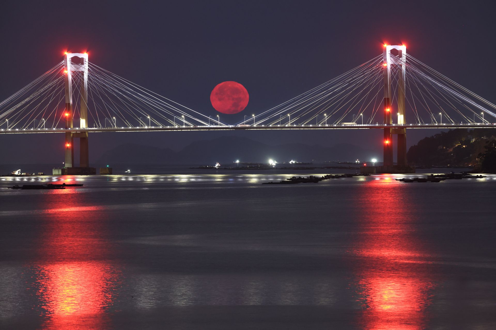 Superluna del Esturión sobre el puente de Rande anoche en Vigo.