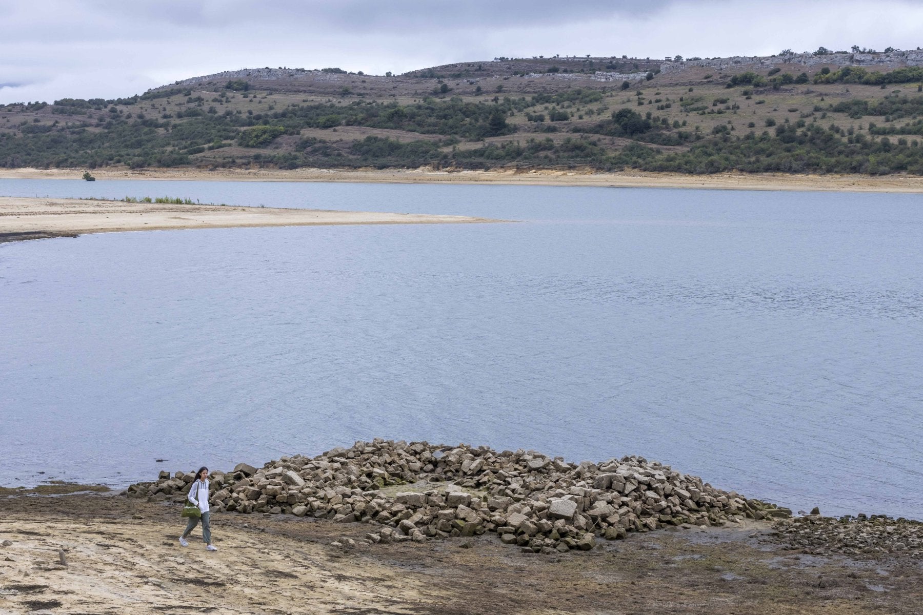 El pantano del Ebro durante el verano pasado, cuando estaba al 30% de su capacidad.