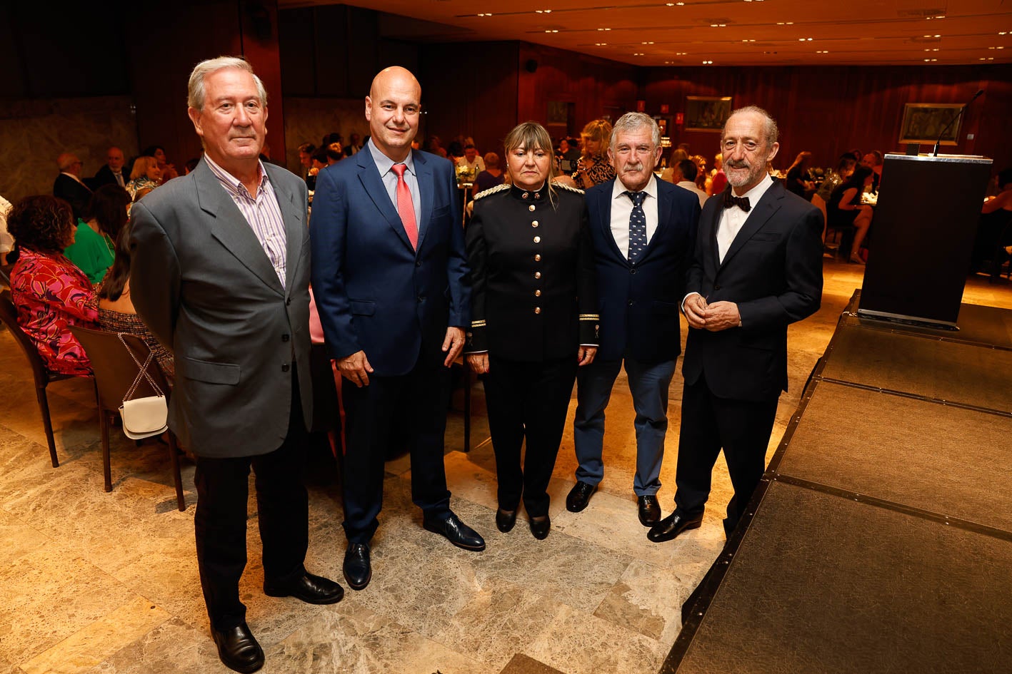 Los premiados: Leo Álvarez (en representación de María Oruña), Jesús Salmón, Carmen Martínez, Santiago Borragán y Alberto Ruiz.